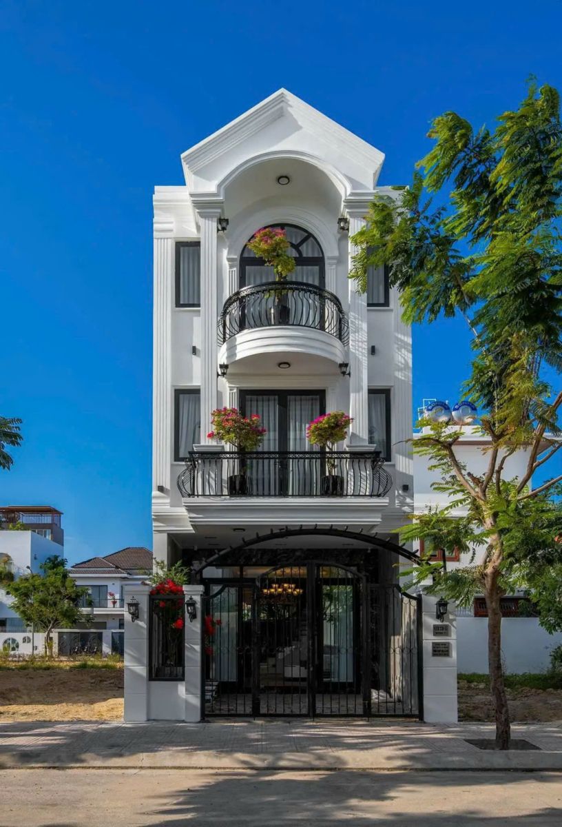 Nhà phố 3 tầng hiện đại mái Thái